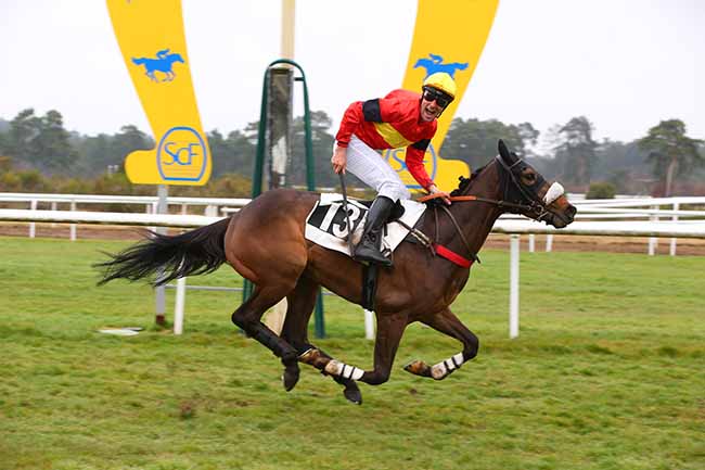 Photo d'arrivée de la course pmu PRIX GAUTIER DE LA SELLE à FONTAINEBLEAU le Mardi 15 mars 2022