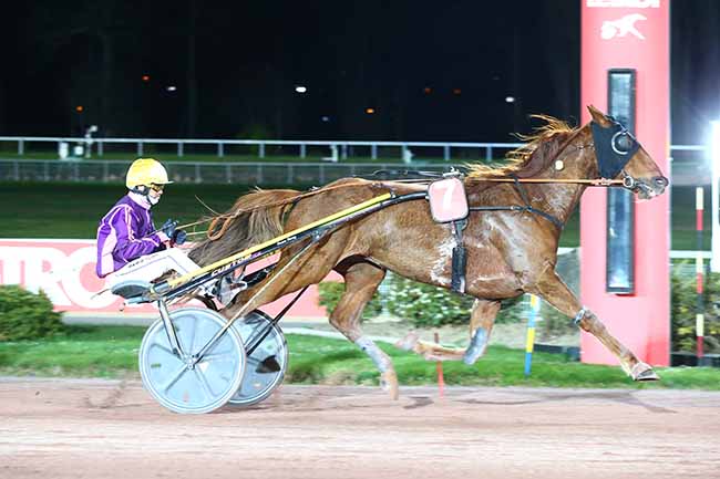 Photo d'arrivée de la course pmu PRIX DU BEAUJOLAIS à ENGHIEN le Vendredi 18 mars 2022