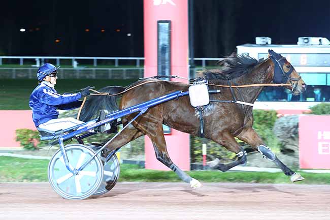 Photo d'arrivée de la course pmu PRIX DE JANVAL à ENGHIEN le Vendredi 18 mars 2022