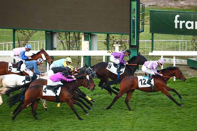 Photo d'arrivée de la course pmu PRIX DES PYRENEES-ORIENTALES à SAINT CLOUD le Samedi 19 mars 2022
