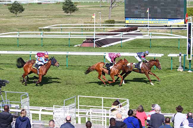 Photo d'arrivée de la course pmu PRIX DE LA BOURDELOTTE à COMPIEGNE le Lundi 21 mars 2022