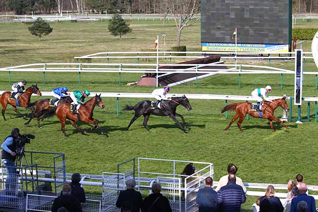 Photo d'arrivée de la course pmu PRIX DES ETANGS DE SAINT-PIERRE à COMPIEGNE le Lundi 21 mars 2022