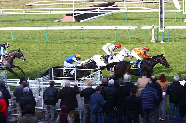 Photo d'arrivée de la course pmu PRIX DU CARREFOUR DU ROND ROYAL à COMPIEGNE le Lundi 21 mars 2022