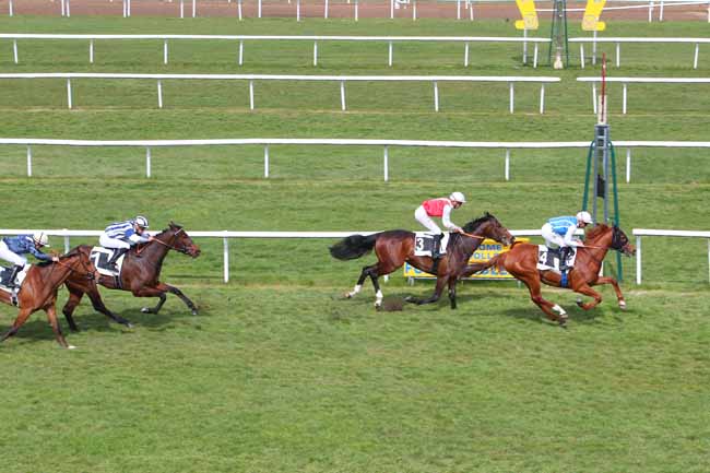 Photo d'arrivée de la course pmu PRIX FONTAINEBLEAU TOURISME à FONTAINEBLEAU le Lundi 28 mars 2022