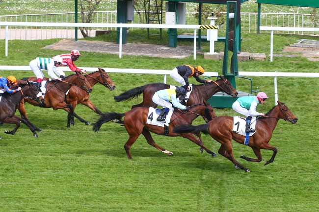 Photo d'arrivée de la course pmu PRIX PENELOPE à SAINT CLOUD le Samedi 2 avril 2022