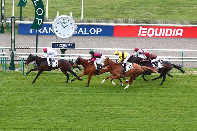 Photo d'arrivée de la course pmu PRIX DES GRANDES FONTAINES à CHANTILLY le Lundi 4 avril 2022
