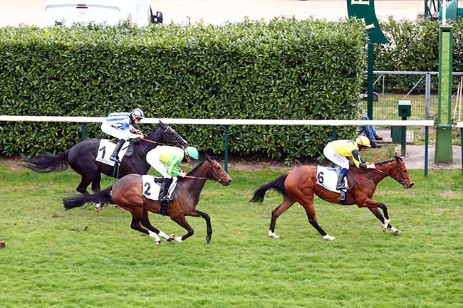 Photo d'arrivée de la course pmu PRIX DU BOIS DES BOULEAUX à CHANTILLY le Lundi 4 avril 2022