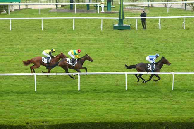 Photo d'arrivée de la course pmu PRIX TOURBILLON à SAINT CLOUD le Mardi 5 avril 2022
