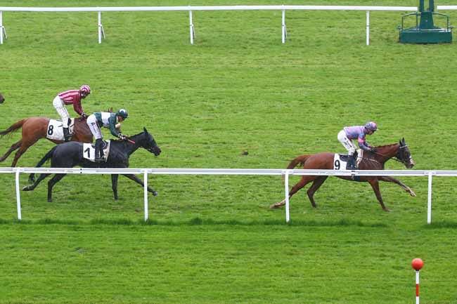 Photo d'arrivée de la course pmu PRIX DE CHATOU à SAINT CLOUD le Vendredi 8 avril 2022