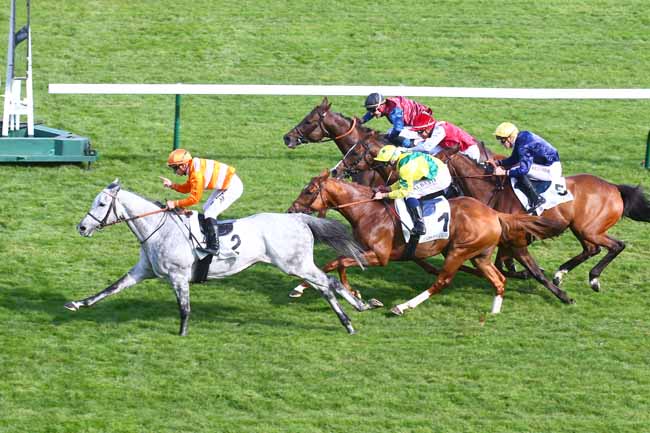 Photo d'arrivée de la course pmu PRIX D'HARCOURT à LONGCHAMP le Dimanche 10 avril 2022