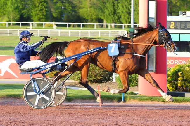 Photo d'arrivée de la course pmu PRIX ELAN IV à ENGHIEN le Jeudi 21 avril 2022