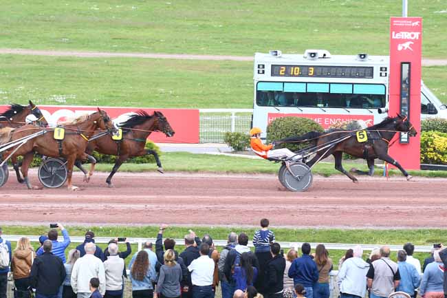 Photo d'arrivée de la course pmu PRIX VILLE DE SOISY-SOUS-MONTMORENCY à ENGHIEN le Samedi 23 avril 2022