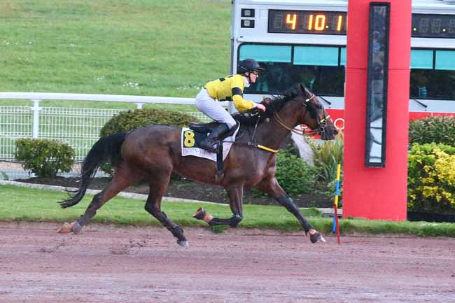 Photo d'arrivée de la course pmu PRIX DE LA VILLE D'ENGHIEN-LES-BAINS à ENGHIEN le Samedi 23 avril 2022