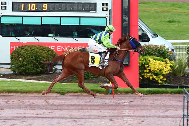 Photo d'arrivée de la course pmu PRIX DE LA VILLE DE SAINT-GRATIEN à ENGHIEN le Samedi 23 avril 2022