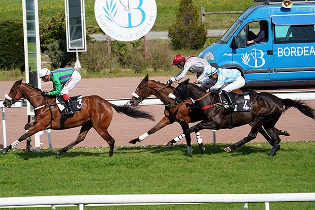 Photo d'arrivée de la course pmu PRIX MOET & CHANDON - PRIX SAMARITAIN à BORDEAUX-LE BOUSCAT le Lundi 25 avril 2022