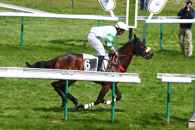 Photo d'arrivée de la course pmu PRIX DU GRAND MARECHAL à COMPIEGNE le Mardi 26 avril 2022