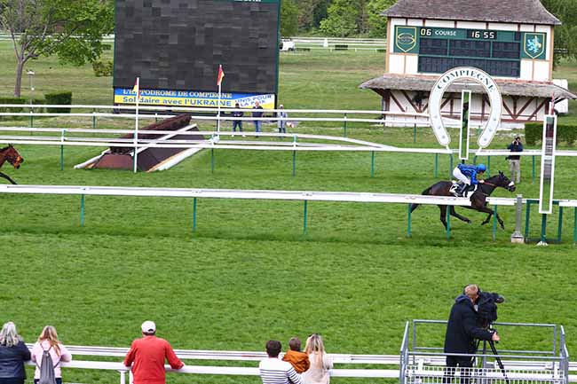 Photo d'arrivée de la course pmu PRIX ACREON à COMPIEGNE le Mardi 26 avril 2022