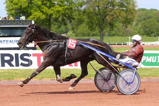 Photo d'arrivée de la course pmu PRIX DE LA VILLE MARIE à CHATEAUBRIANT le Mercredi 27 avril 2022