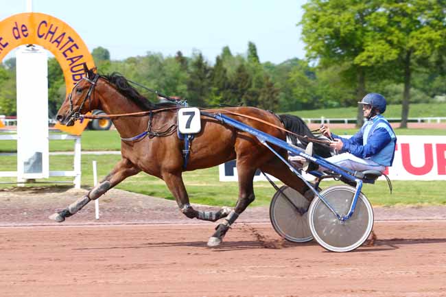 Photo d'arrivée de la course pmu PRIX COKTAIL JET à CHATEAUBRIANT le Mercredi 27 avril 2022