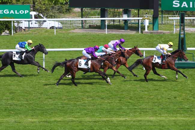 Photo d'arrivée de la course pmu CHAMPIONNAT «PARIS TURF» DES APPRENTIS JEUNES JOCKEYS (PRIX GEORGE MOORE) à SAINT CLOUD le Vendredi 29 avril 2022