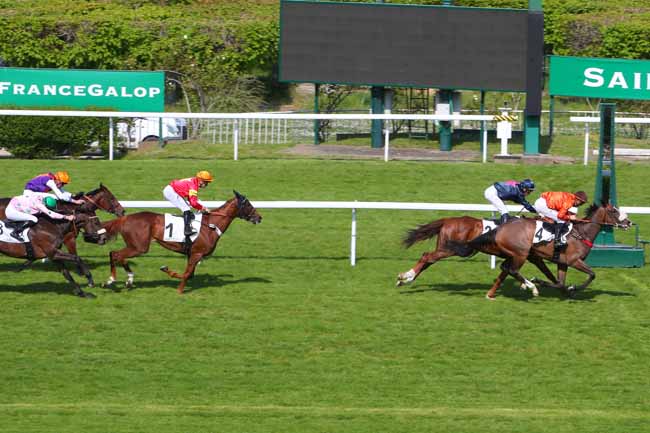 Photo d'arrivée de la course pmu PRIX D'ESTRUVAL à SAINT CLOUD le Vendredi 29 avril 2022