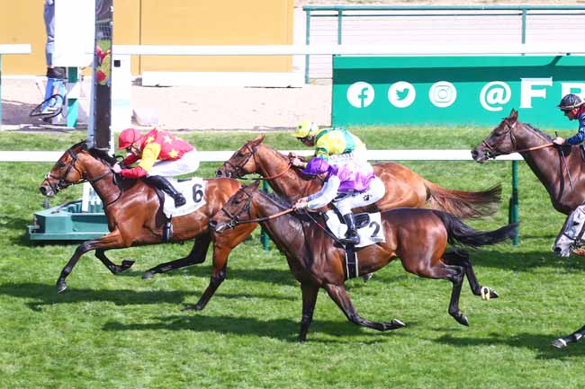 Photo d'arrivée de la course pmu PRIX GANAY à LONGCHAMP le Dimanche 1 mai 2022