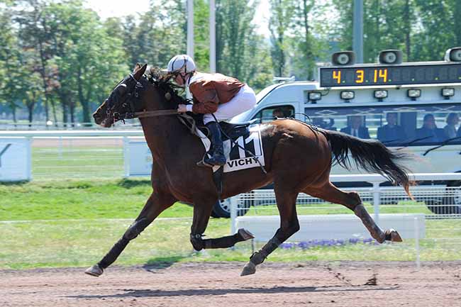 Photo d'arrivée de la course pmu PRIX DE BANASSAT à VICHY le Lundi 2 mai 2022
