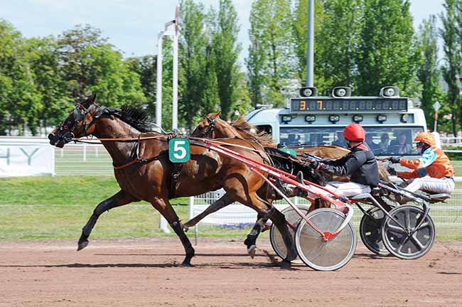 Photo d'arrivée de la course pmu PRIX DU SICHON à VICHY le Lundi 2 mai 2022
