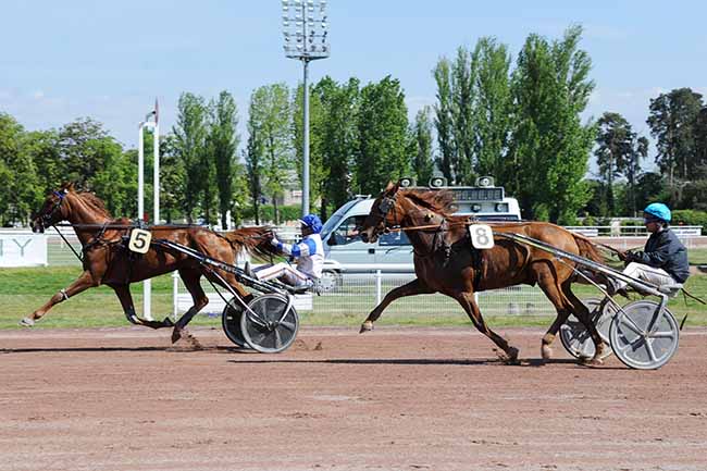 Photo d'arrivée de la course pmu PRIX HENRI BERRY à VICHY le Lundi 2 mai 2022