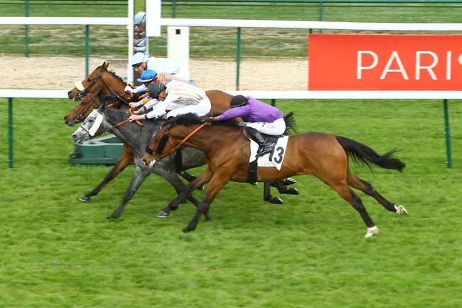 Photo d'arrivée de la course pmu PRIX DE LA VIEILLE TOUR à LONGCHAMP le Mercredi 4 mai 2022