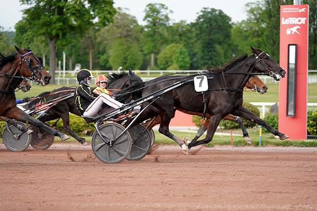 Photo d'arrivée de la course pmu PRIX DE MILLAU à ENGHIEN le Mercredi 4 mai 2022
