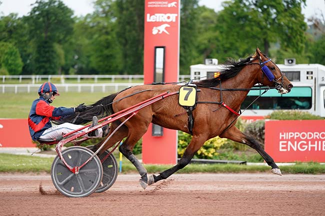 Photo d'arrivée de la course pmu PRIX DU PONT CHARLES DE GAULLE à ENGHIEN le Mercredi 4 mai 2022