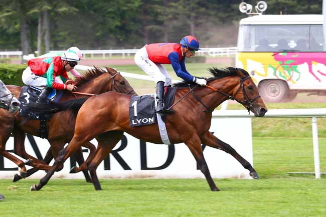Photo d'arrivée de la course pmu PRIX LOUIS SAULNIER à LYON PARILLY le Jeudi 5 mai 2022