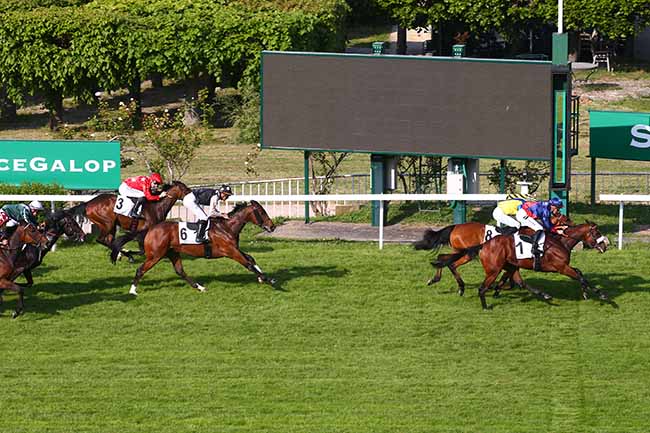 Photo d'arrivée de la course pmu PRIX DU HARAS DE LA CELLE-SAINT-CLOUD à SAINT CLOUD le Dimanche 8 mai 2022