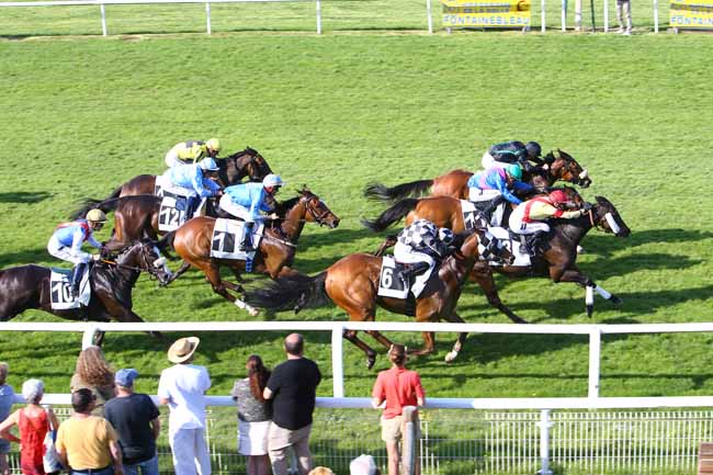 Photo d'arrivée de la course pmu PRIX DU ROCHER DE LA TORTUE à FONTAINEBLEAU le Mercredi 11 mai 2022