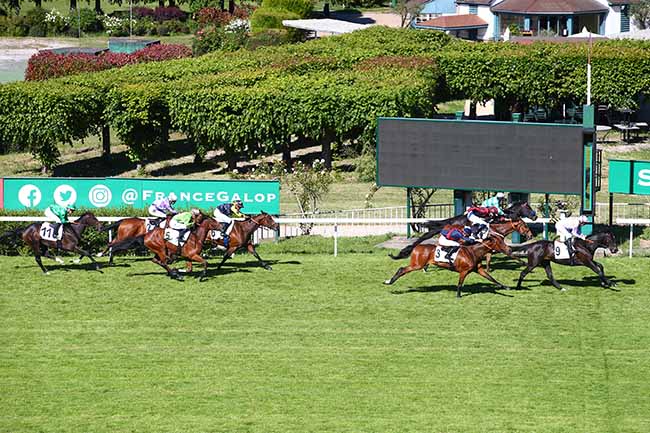 Photo d'arrivée de la course pmu PRIX DES FORSYTHIAS à SAINT CLOUD le Vendredi 13 mai 2022