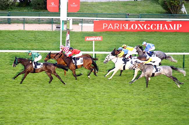 Photo d'arrivée de la course pmu PRIX MERCEDES-BENZ PARIS (PRIX DU RUISSEAU DES SABLONS) à LONGCHAMP le Jeudi 19 mai 2022