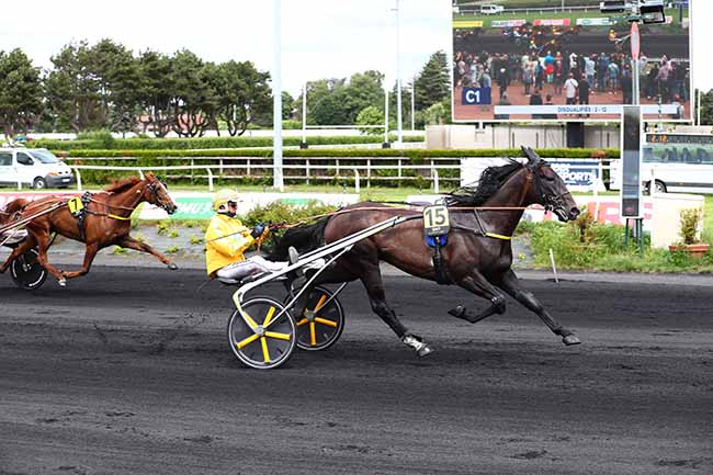 Photo d'arrivée de la course pmu GRAND NATIONAL DU TROT PARISTURF à LE CROISE-LAROCHE le Mercredi 25 mai 2022