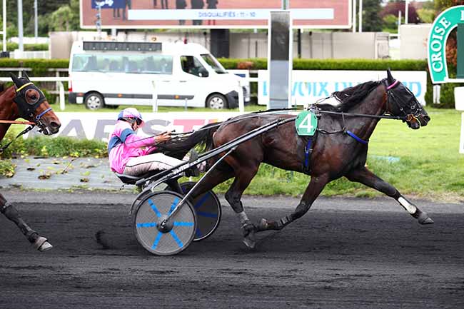 Photo d'arrivée de la course pmu PRIX PMU A L'IMPREVU - VILLENEUVE-D'ASCQ à LE CROISE-LAROCHE le Mercredi 25 mai 2022