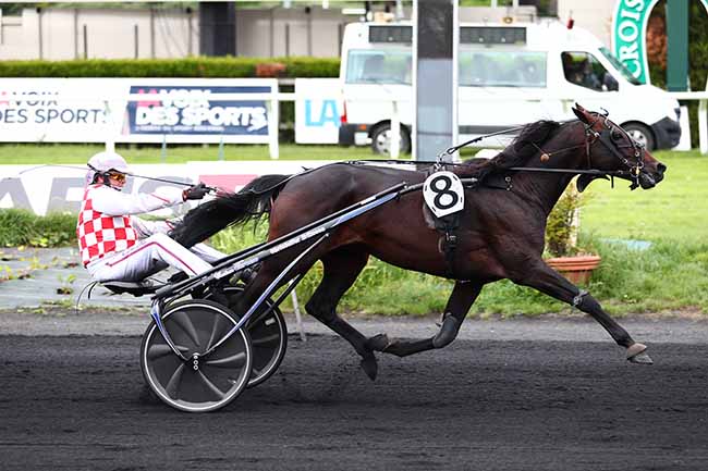 Photo d'arrivée de la course pmu PRIX RFM à LE CROISE-LAROCHE le Mercredi 25 mai 2022