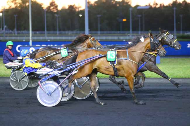 Photo d'arrivée de la course pmu PRIX CONSTELLATION à PARIS-VINCENNES le Vendredi 27 mai 2022