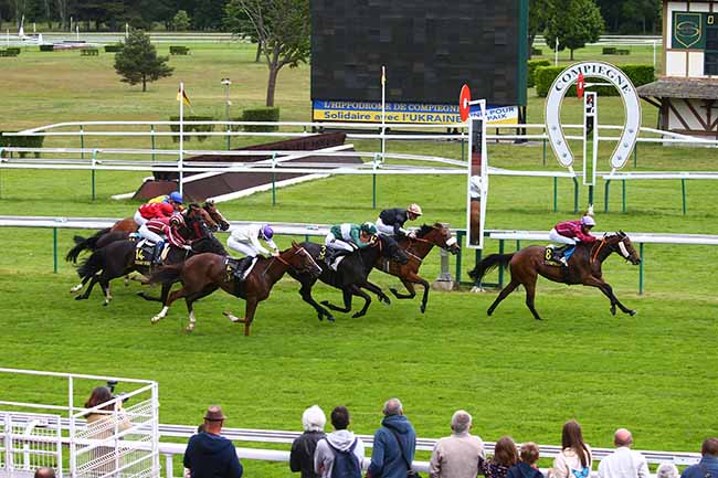 Photo d'arrivée de la course pmu CHAMPIONNAT PARIS-TURF DES APPRENTIS JEUNES JOCKEYS (PRIX DE GILOCOUR) à COMPIEGNE le Vendredi 27 mai 2022