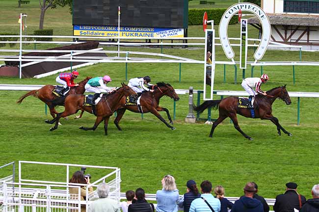 Photo d'arrivée de la course pmu PRIX DES TAMBOURAINES à COMPIEGNE le Vendredi 27 mai 2022