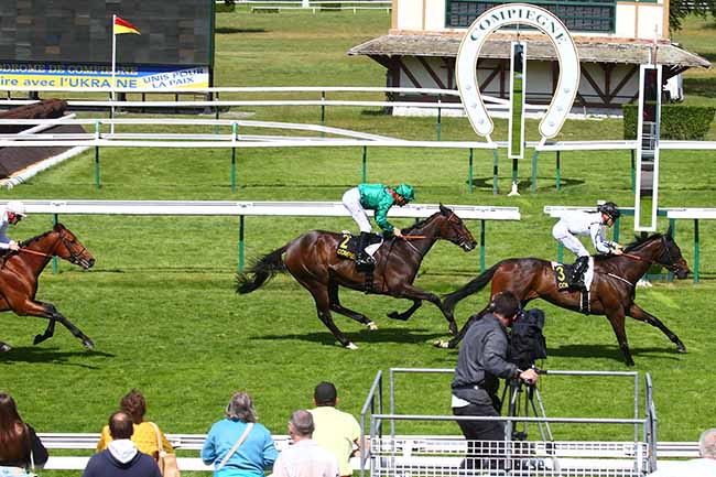 Photo d'arrivée de la course pmu PRIX ATALANTE à COMPIEGNE le Vendredi 27 mai 2022