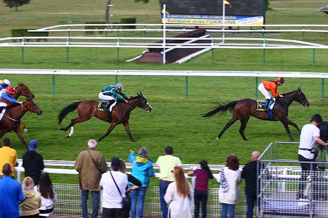 Photo d'arrivée de la course pmu PRIX DU MONT SAINT-MARD à COMPIEGNE le Vendredi 27 mai 2022