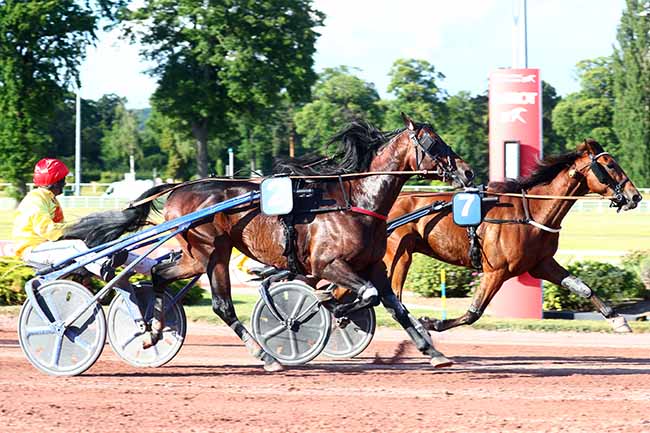 Photo d'arrivée de la course pmu PRIX DE LA VIENNE à ENGHIEN le Samedi 28 mai 2022