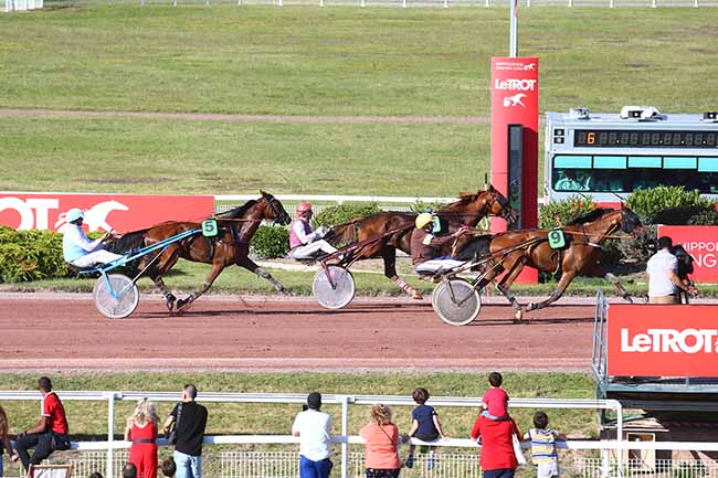 Photo d'arrivée de la course pmu PRIX DU PONT D'ARCOLE à ENGHIEN le Samedi 2 juillet 2022
