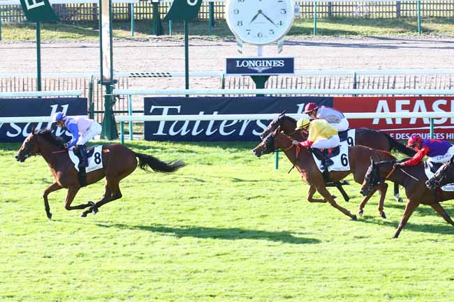 Photo d'arrivée de la course pmu PRIX DU BOIS SAINT-DENIS - GCS COUVERTURE à CHANTILLY le Samedi 2 juillet 2022