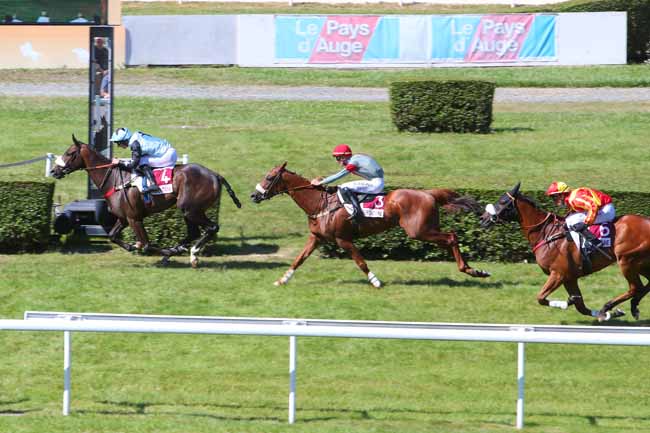 Photo d'arrivée de la course pmu PRIX LA VIVALDI - ACAMEDY (PRIX DES FORSYTHIAS) à CLAIREFONTAINE le Lundi 4 juillet 2022