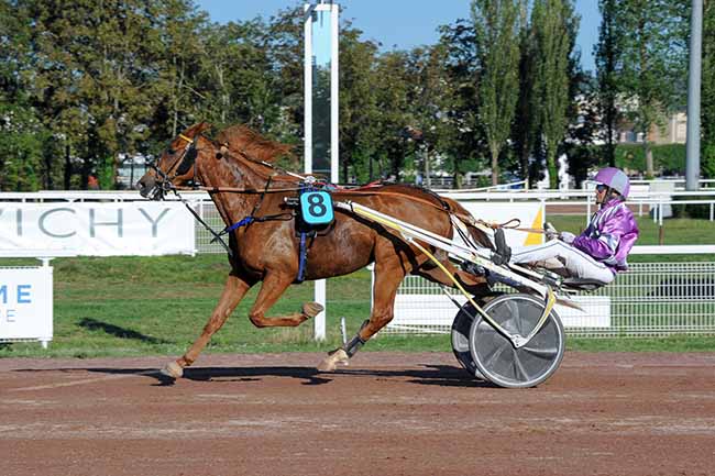 Photo d'arrivée de la course pmu PRIX HIPPOCENTER (PRIX DE L'ILE-DE-FRANCE) à VICHY le Mardi 5 juillet 2022
